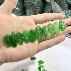Toptan 30mm yüksek kaliteli Myanmar yeşim oyma yeşil rastgele şekil bitki kolye taş takı kolye DIY aksesuarları - Product Image 1
