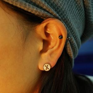 新しいファッション18k金メッキステートメントスタッドジュエリーステンレススチールシェル流行の初期26文字女性用形状イヤリング