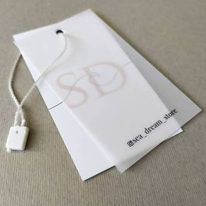 Etiquetas colgantes para ropa, papel personalizable de lujo, estampado en relieve, cadena larga - Product Image 5