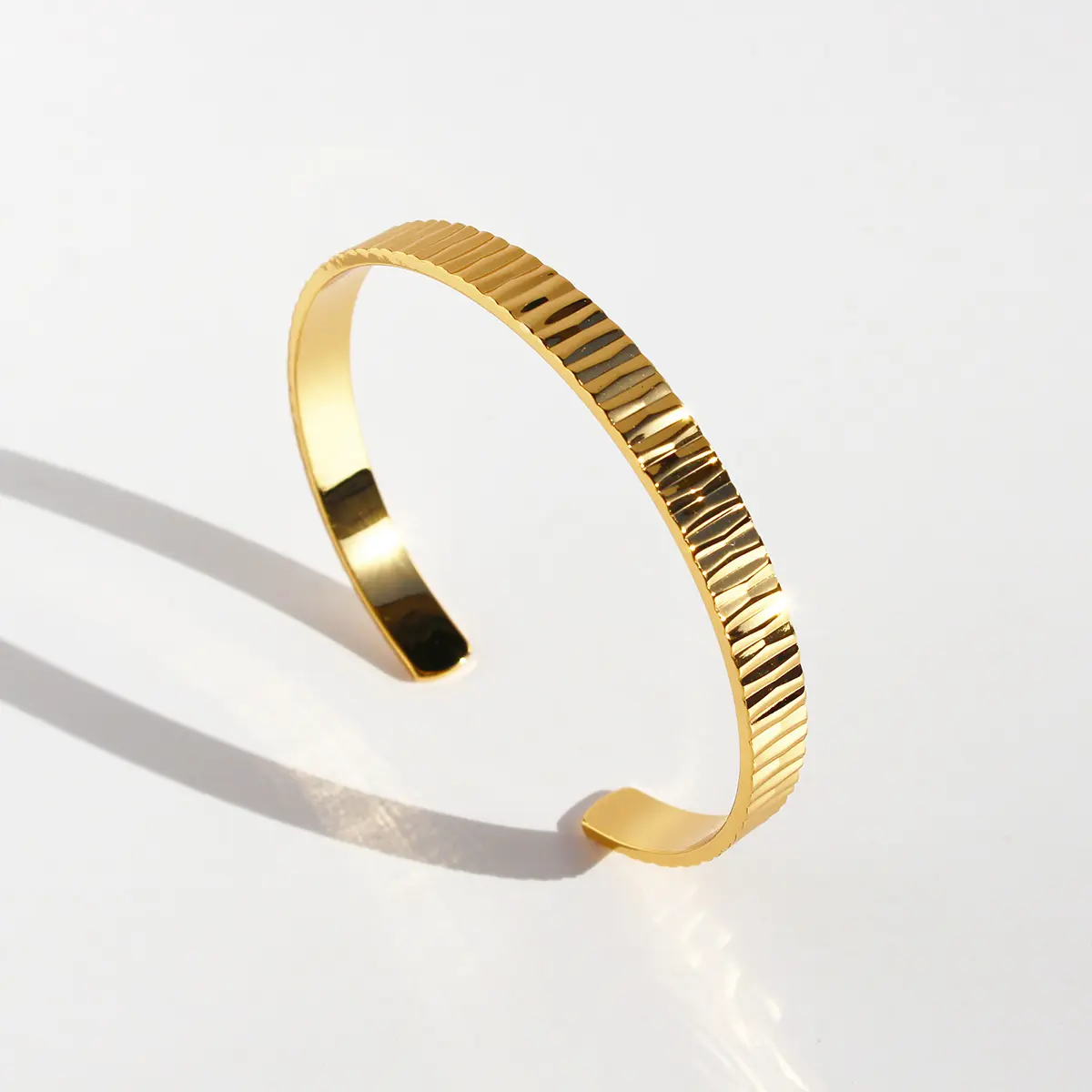 Bracciale aperto a strisce verticali in oro placcato oro rame da donna semplice senior grande nome per cani anello da polso 125