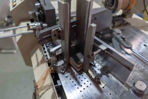 Full Automatic Hang Tag Threading Machine Case Embalagem Tipo Profissional para Elastic String 4000 pcs/h 150-700g 80-200mm
