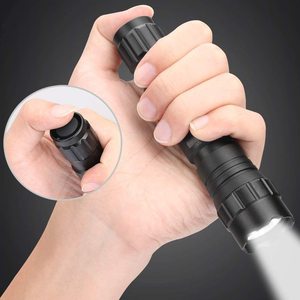 مصباح يدوي تكتيكي احترافي من سبائك الألومنيوم ZOOMFIRE عالي الجودة مع شاحن تصنيف IP68 - Product Image 2