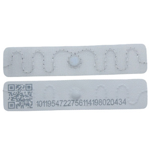 Código QR personalizado números de serie impresos programable RFID lavandería de largo alcance impermeable lavable UHF etiquetas RFID para pista textil