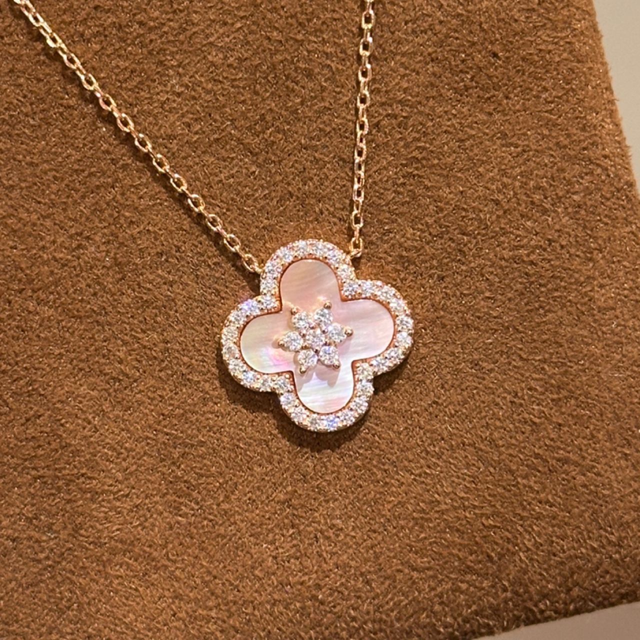 Collier en nacre rose avec tirette intérieure 45cm