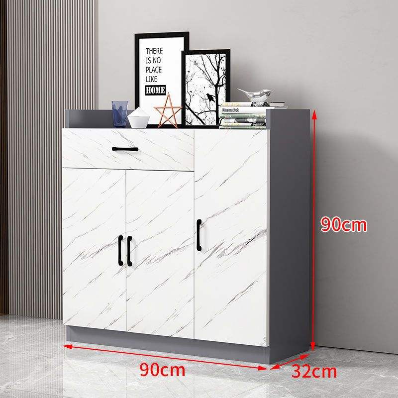 Modèle économique gris clair de luxe à trois portes