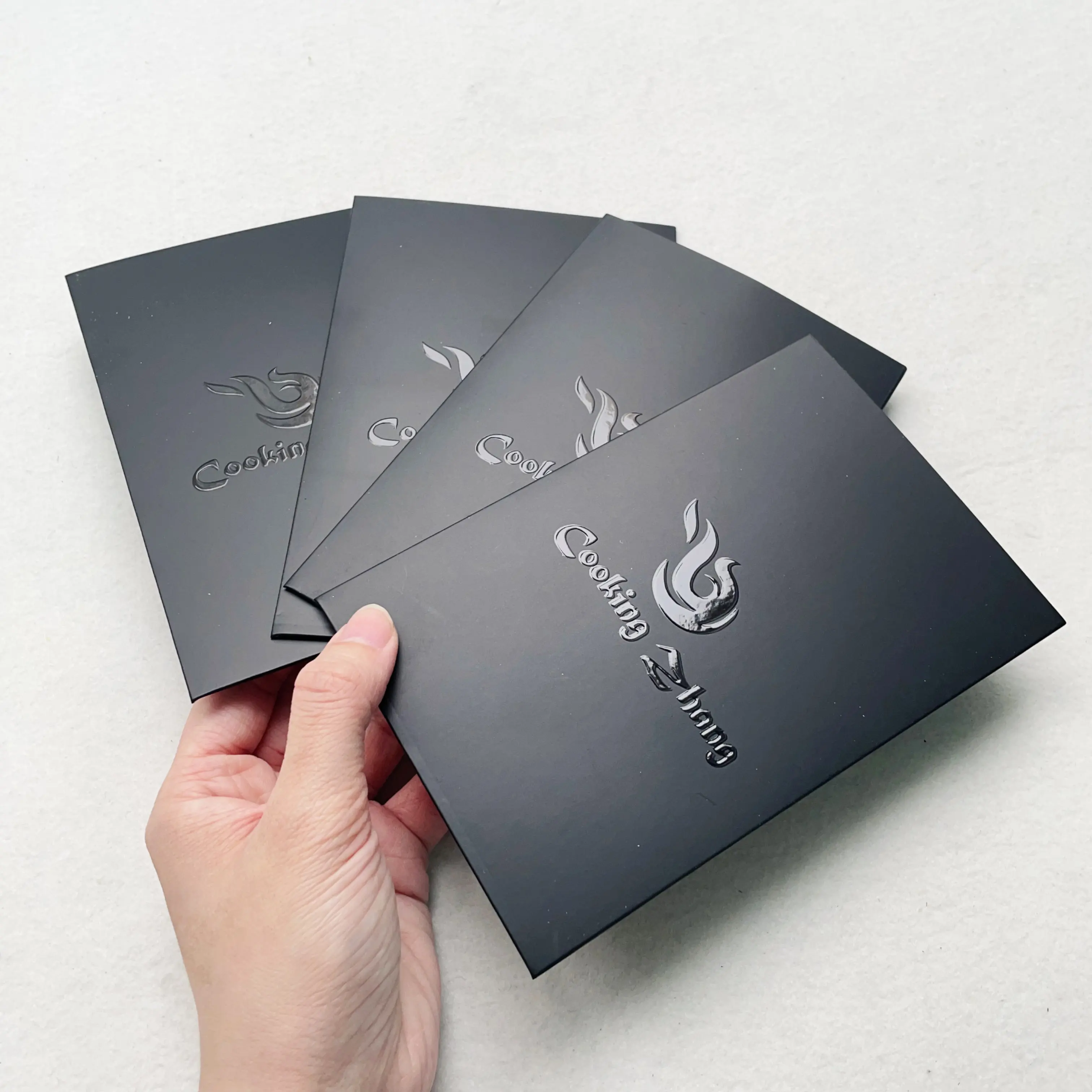 Lüks özel 350gsm 400gsm siyah kart kabartmalı UV logo kraft A4 kağıt zarf