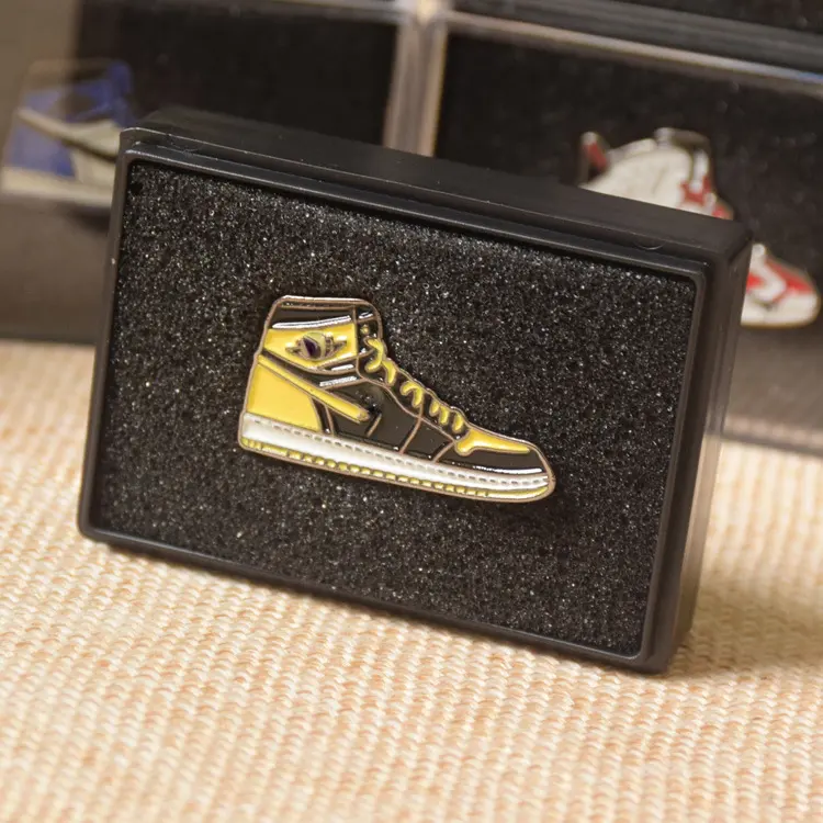 Hot sale different sport shoes metal soft enamel enamel pin badge with box package