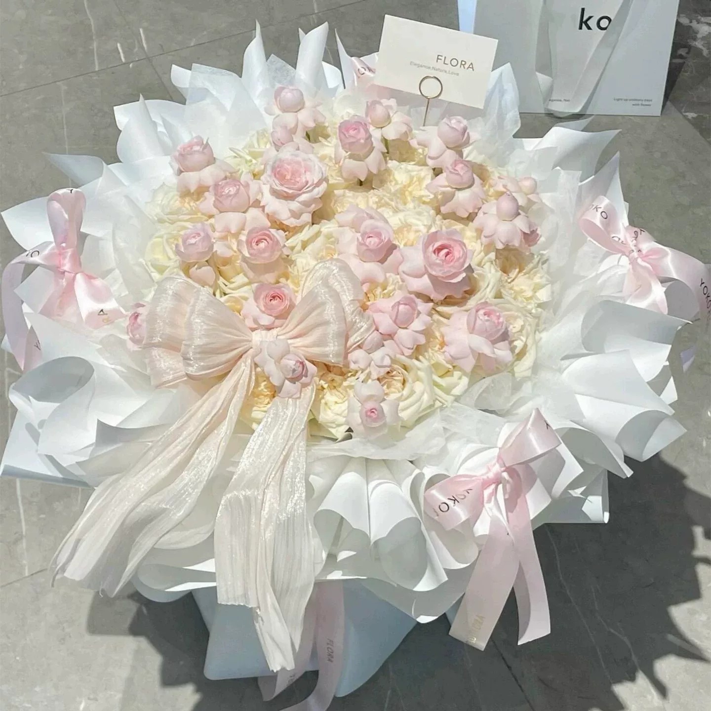 chi yue shu-hug bucket-52 mixed-style roses