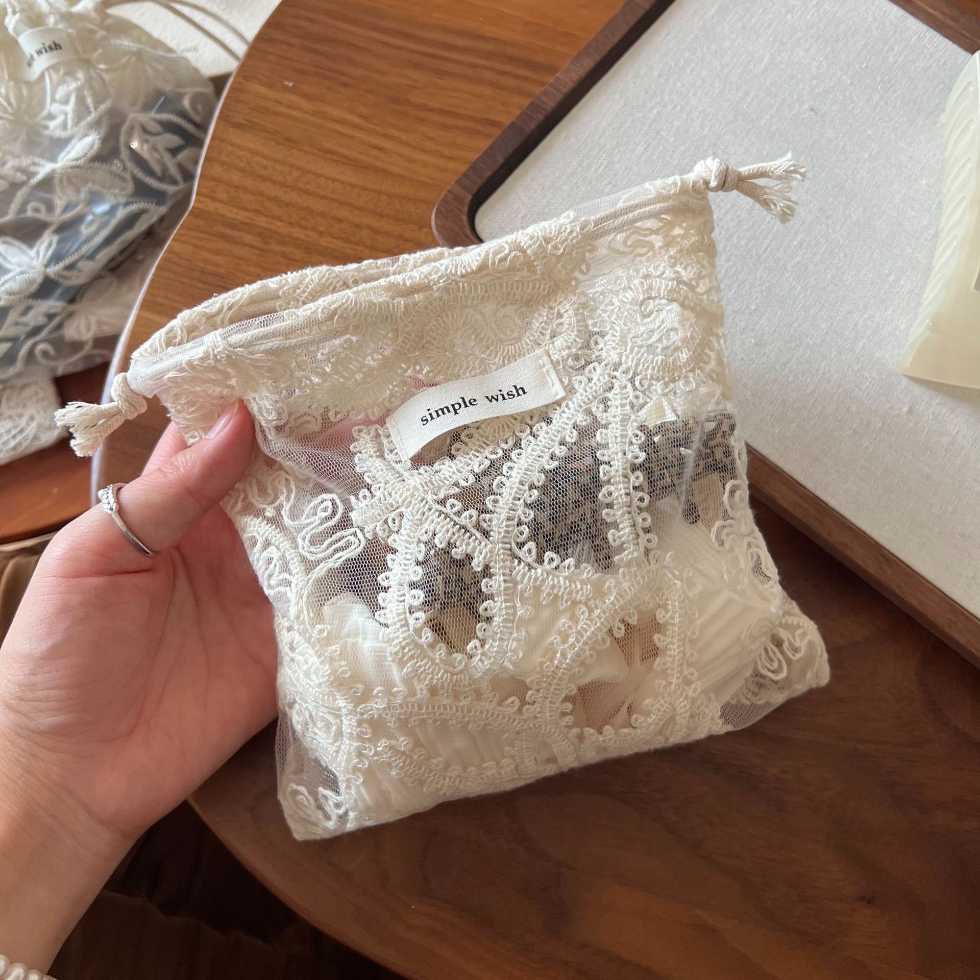 Broderie en maille cordonnée abricot