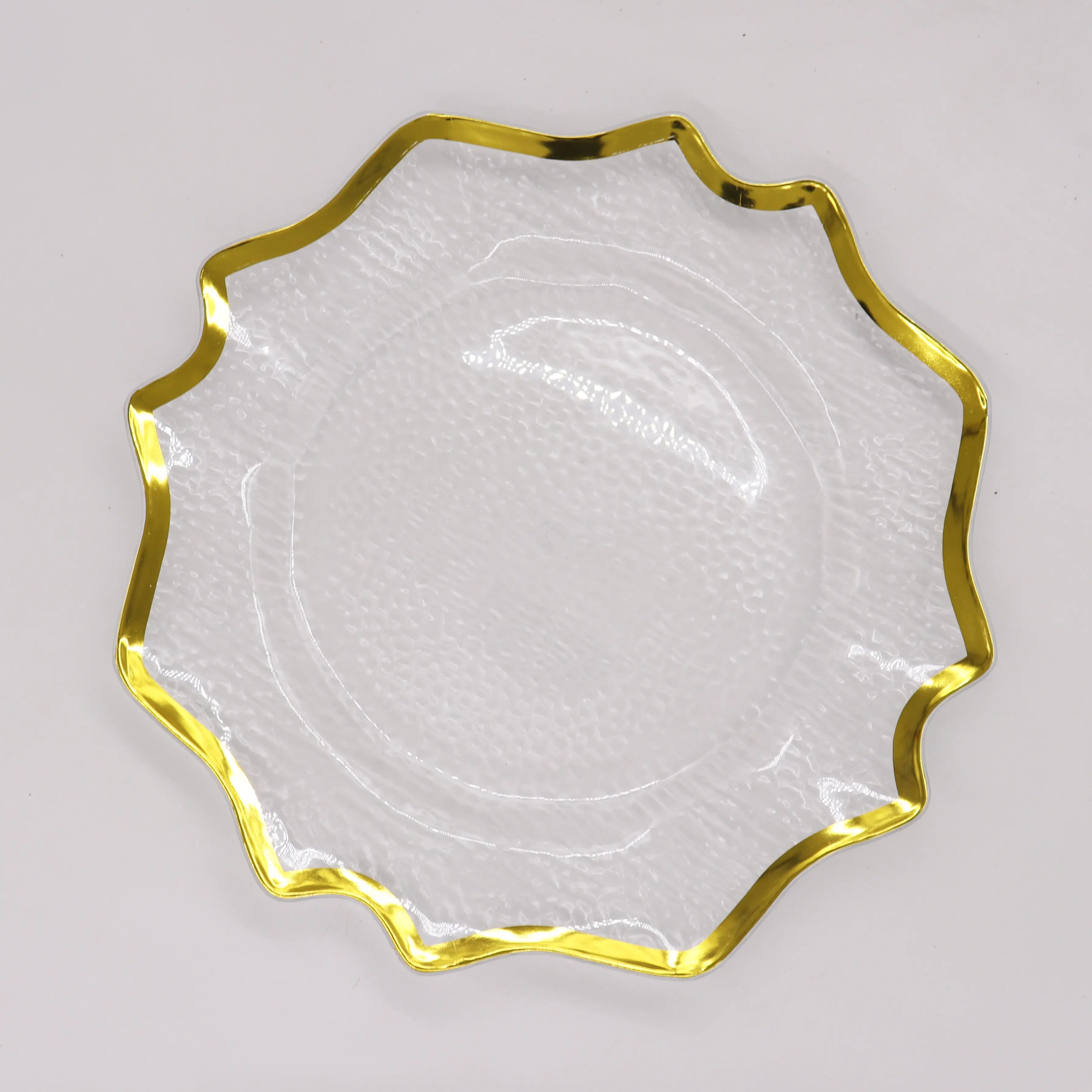 Fête de mariage de noël dentelle dorée irrégulière transparente sur surface ondulée plaque de charge en plastique