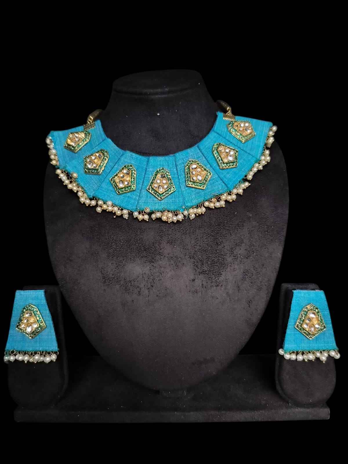 Bleu turquoise avec perles dorées et blanc
