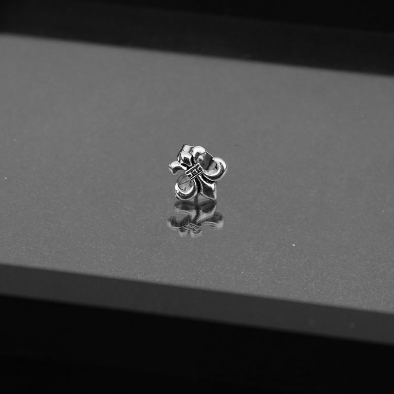 E003-Silver 7 (Une boucle d'oreille)