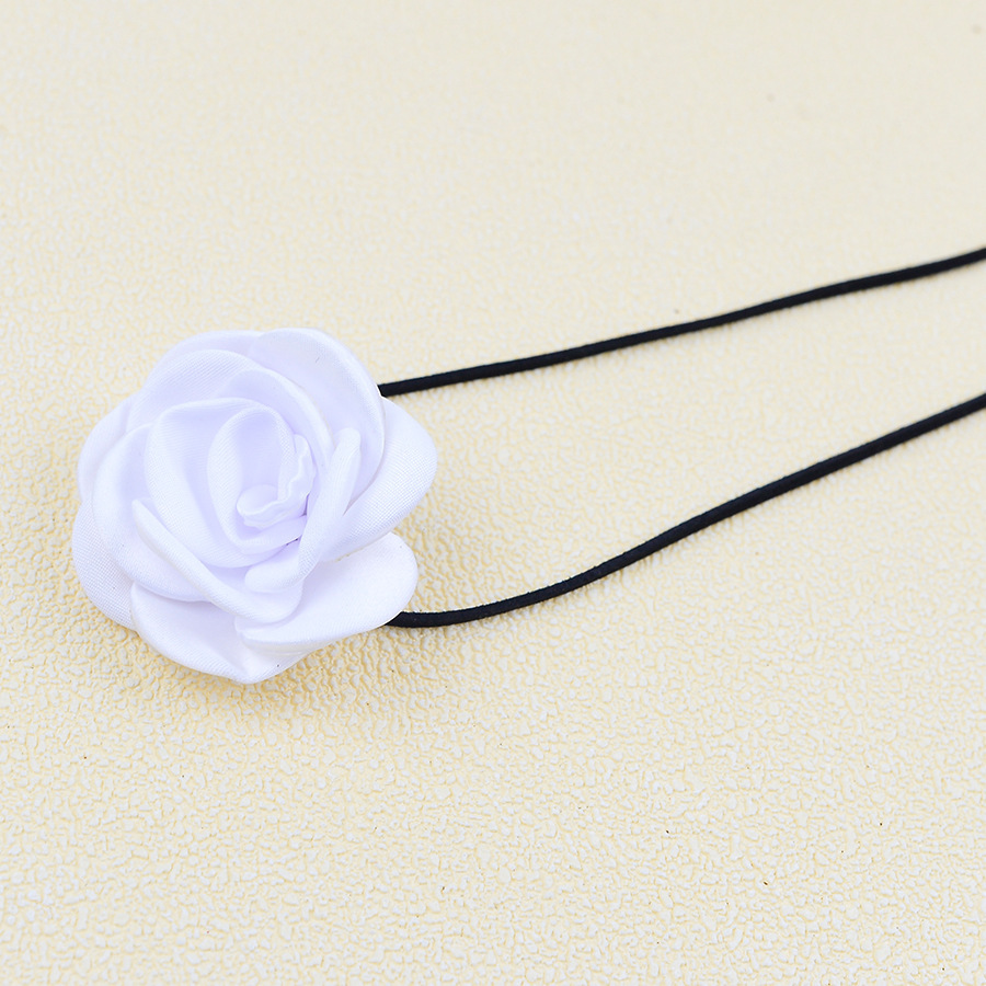 Pulsera de flores blancas