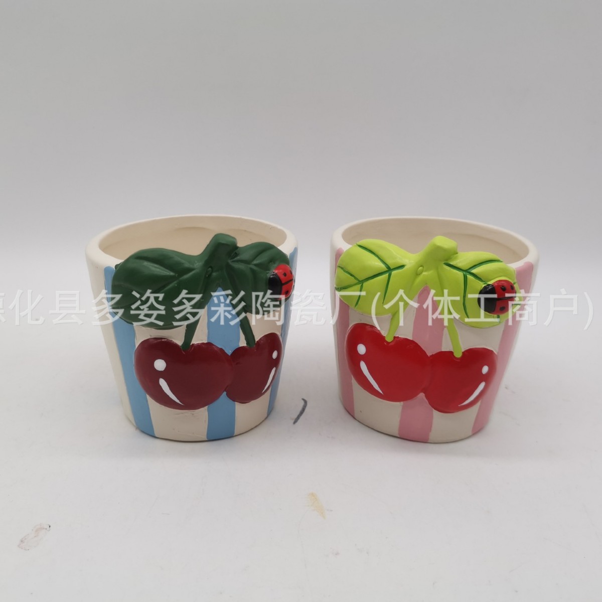 Pots de fleurs de cerisier rouge