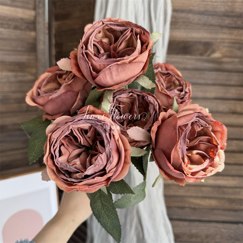 Bouquet de roses Austin à bord grillé