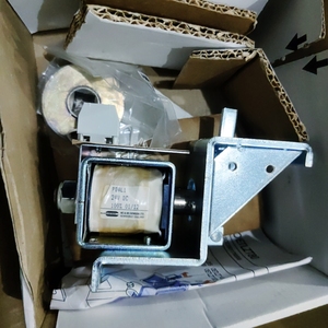 Interblocco interruttore di isolamento Oetlzt80a24dc per applicazioni di programmazione PLC e controllo industriale - Product Image 1
