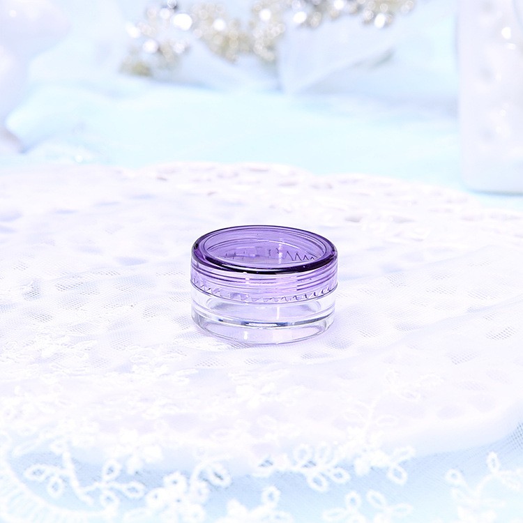 Pot clair avec bouchon violet