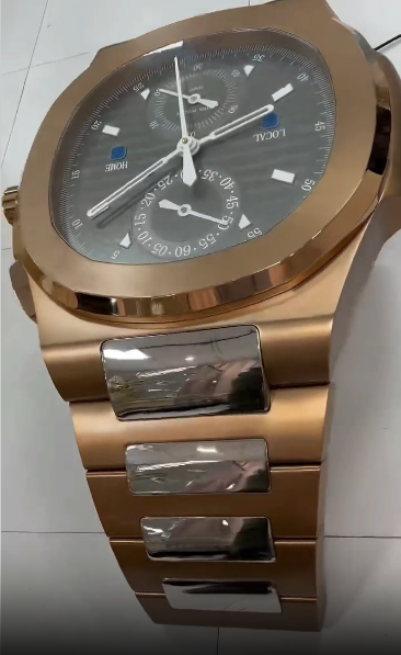 Watch-shaped coffee table