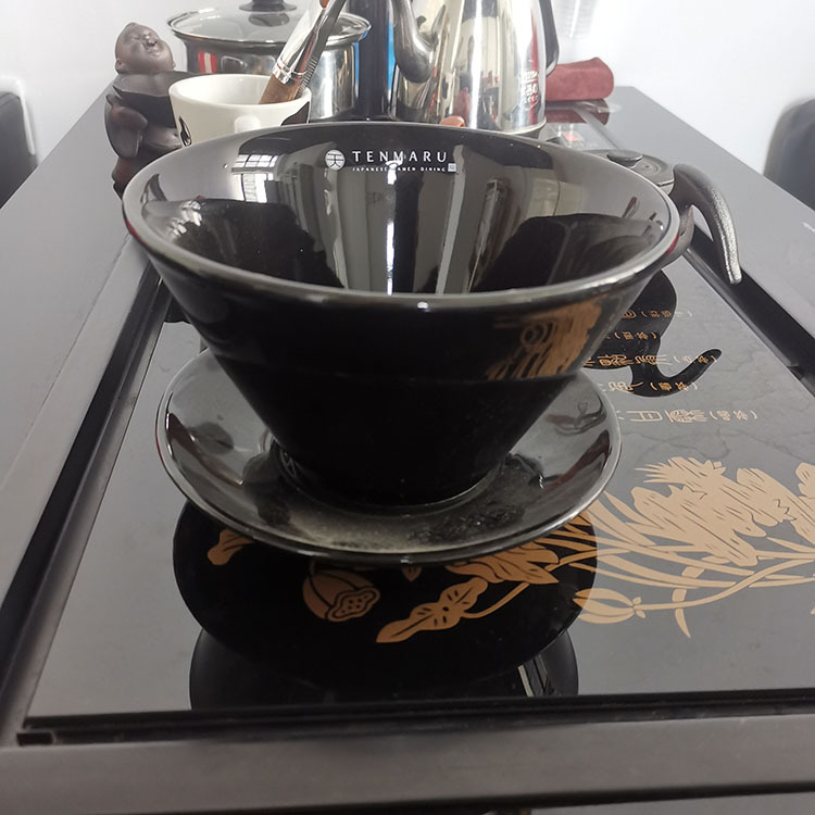 Diseño de V negro con plato