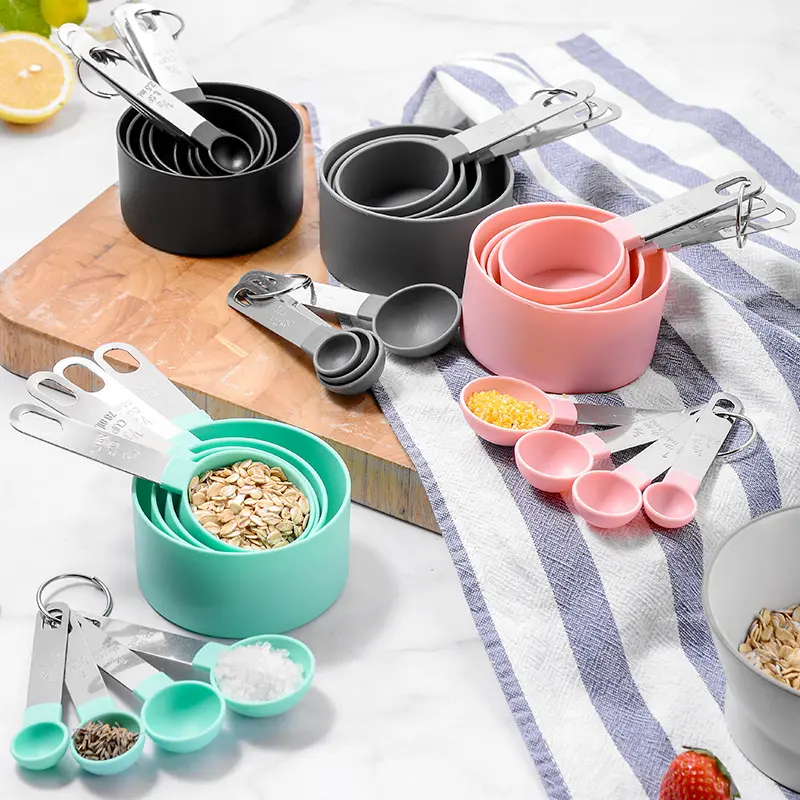 Juego de cucharas y tazas medidoras de plástico para cocina, juego de mangos de acero inoxidable coloridos de alta calidad con escala de alimentos