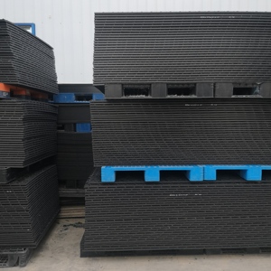 Özelleştirilmiş plastik <span class=keywords><strong>hdpe</strong></span> su geçirmez anti kayma zemin koruma matı geçici yol panelleri 4*<span class=keywords><strong>8</strong></span>