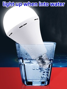 En kaliteli akıllı şarj edilebilir E26 E27 B22 <span class=keywords><strong>Led</strong></span> acil durum lambası şarj edilebilir ışıklar pil kapalı ile ampul şarj