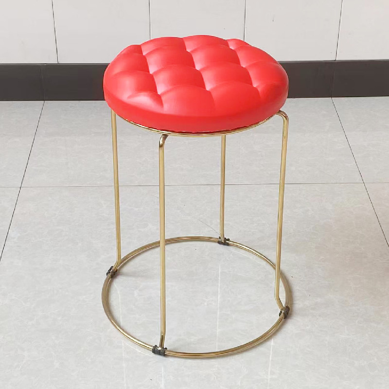 Présentoir à pain à quatre pieds plaqué or, rouge, 46 cm de hauteur.