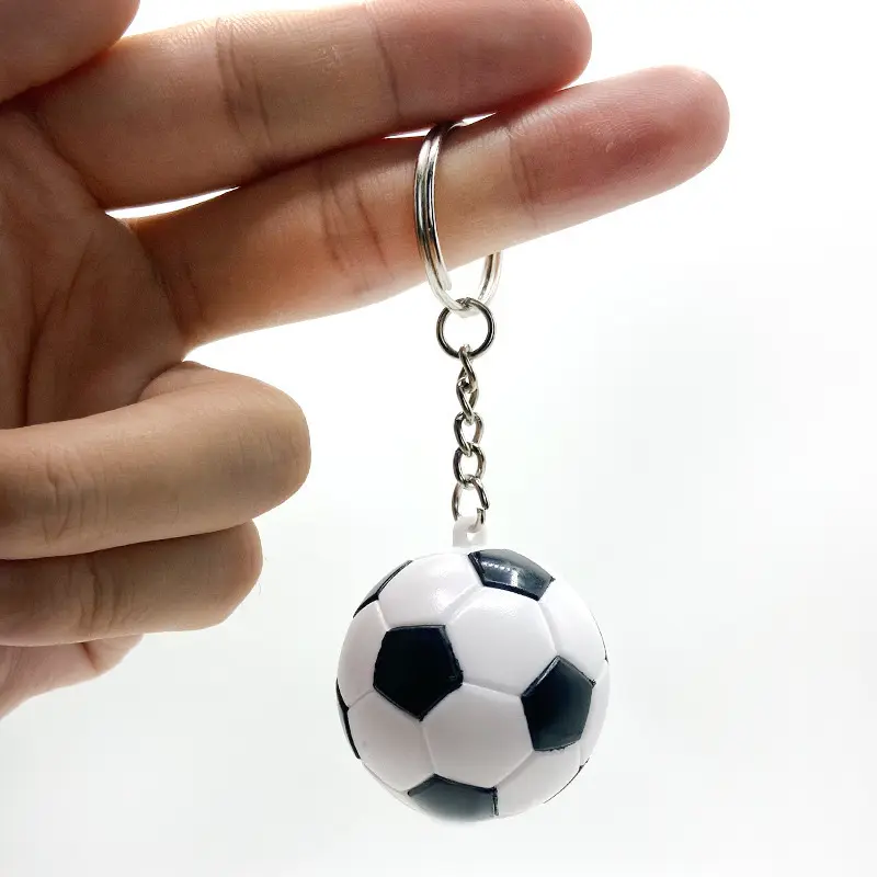 फ़ुटबॉल थीम वाले उपहारों के लिए थोक कस्टम प्लास्टिक 3डी मिनी सॉकर कीचेन विश्व फ़ुटबॉल कप पेंडेंट कीरिंग