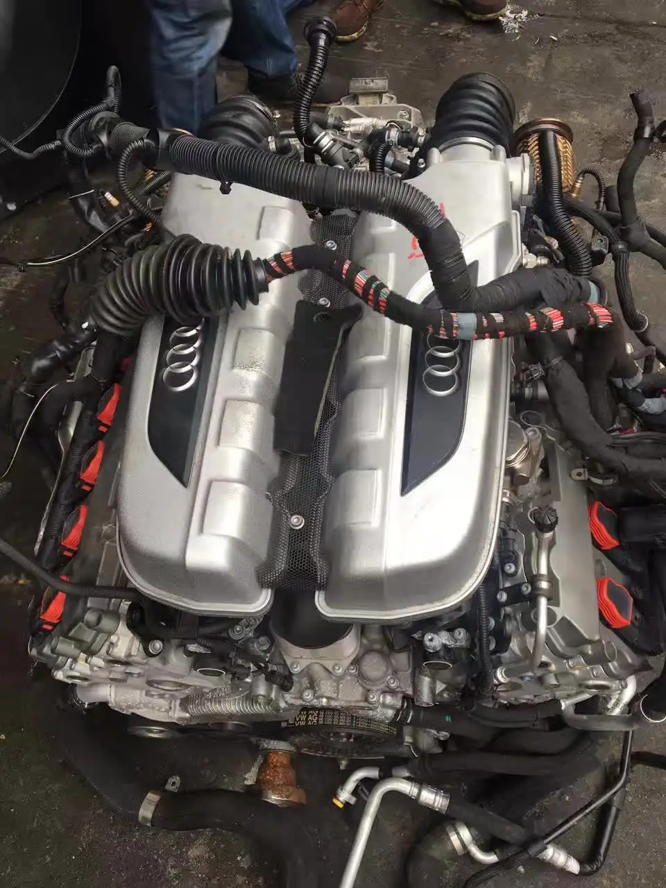 Audi R8 motor tertibatı demonte parçalar 90% yeni V8 V8 5.2L V10 DMW