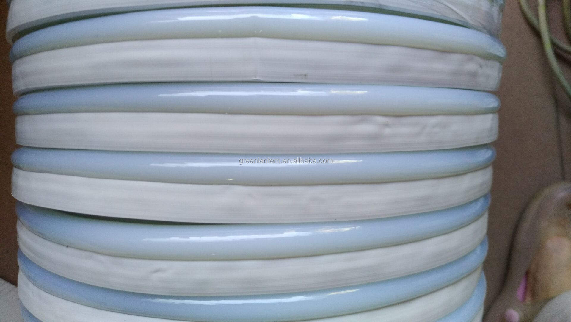 สีขาวน้ำนม