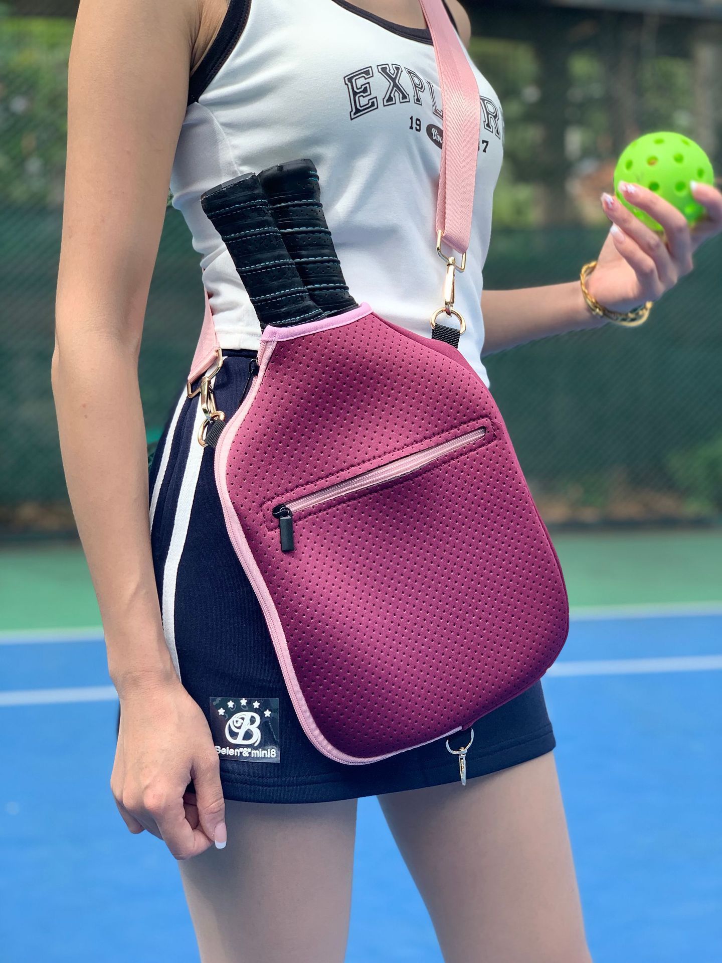 Morado con bolsillo y bandolera.