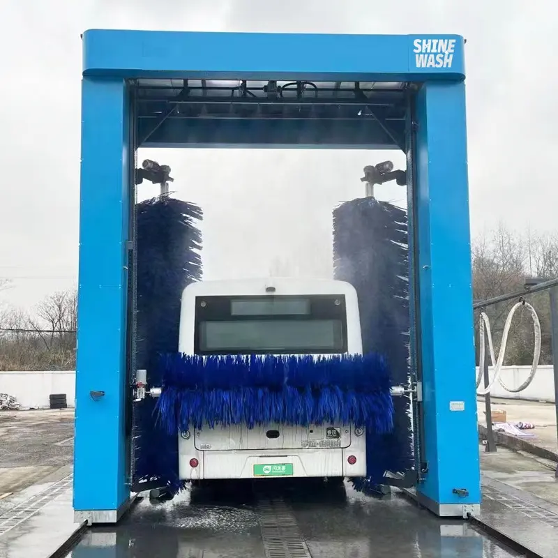 A movimentação automática através da máquina da lavagem do carro do ônibus ou do caminhão para a máquina usada da lavagem do ônibus