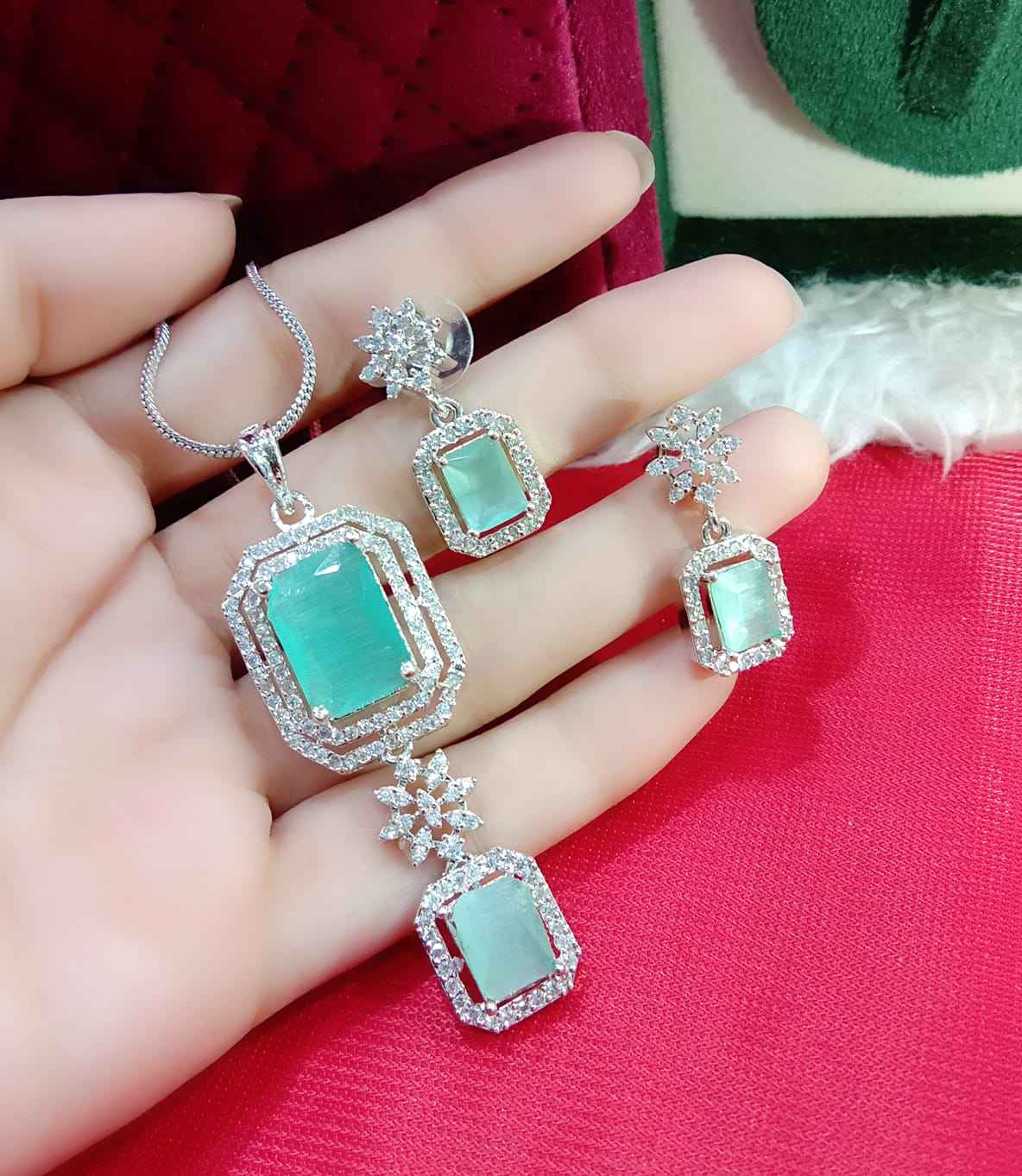 สีเขียว