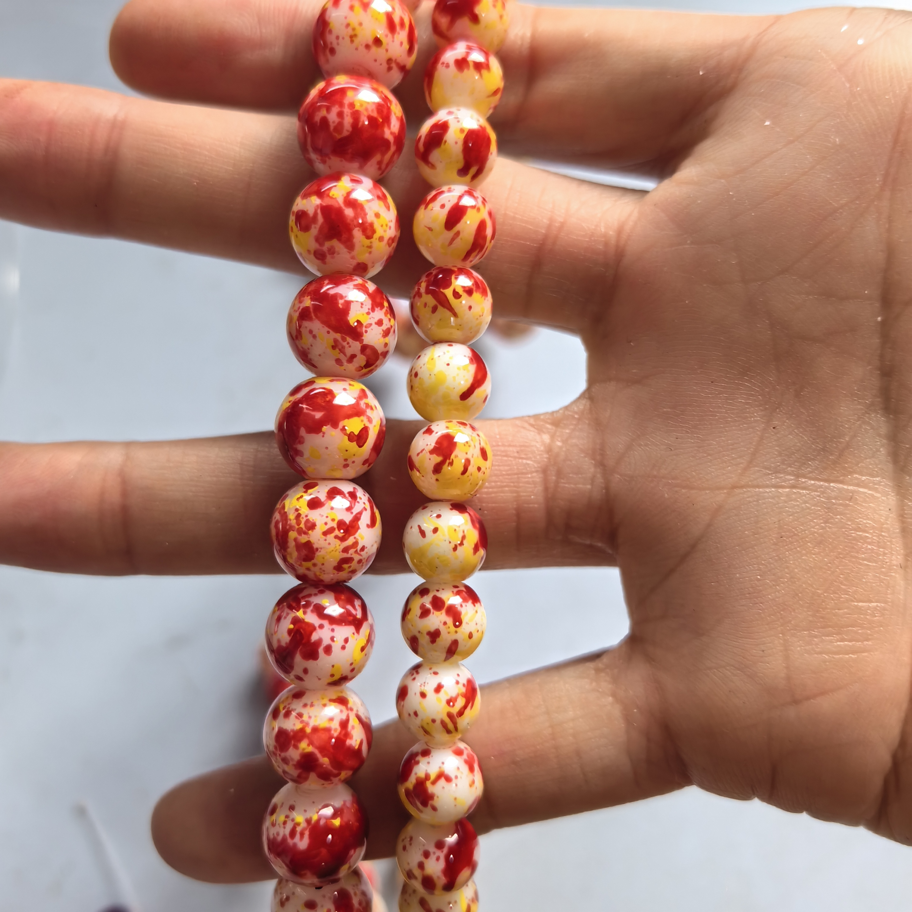 Cuentas salpicadas de rojo y amarillo