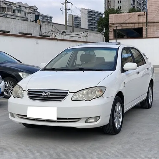 La voiture de carburant à transmission manuelle de seconde main BYD F3 a été enregistrée en décembre 2014 et a parcouru 60,000 kilomètres