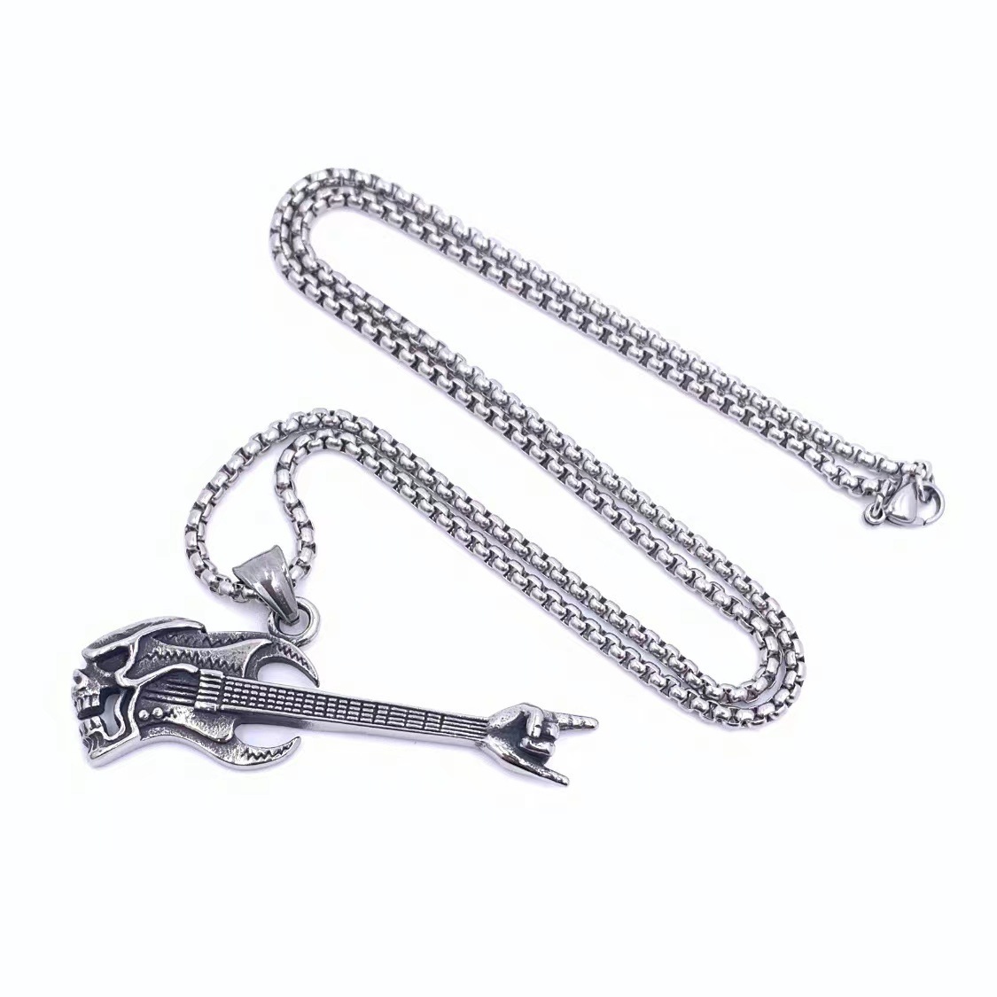 Pendentif B avec une chaîne de 60 cm de long