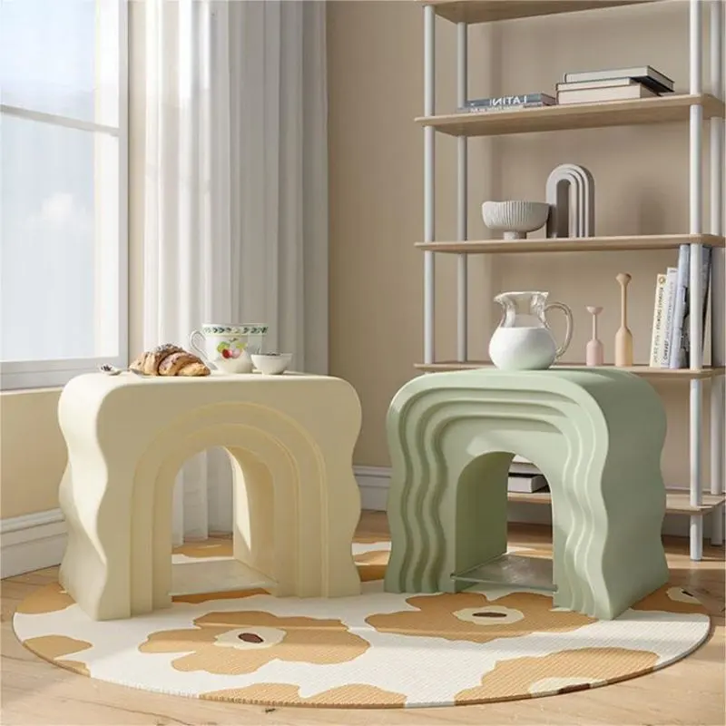 モダンでクリエイティブな波状デザインのコーヒーテーブル樹脂素材のリビングルームのソファサイドテーブル