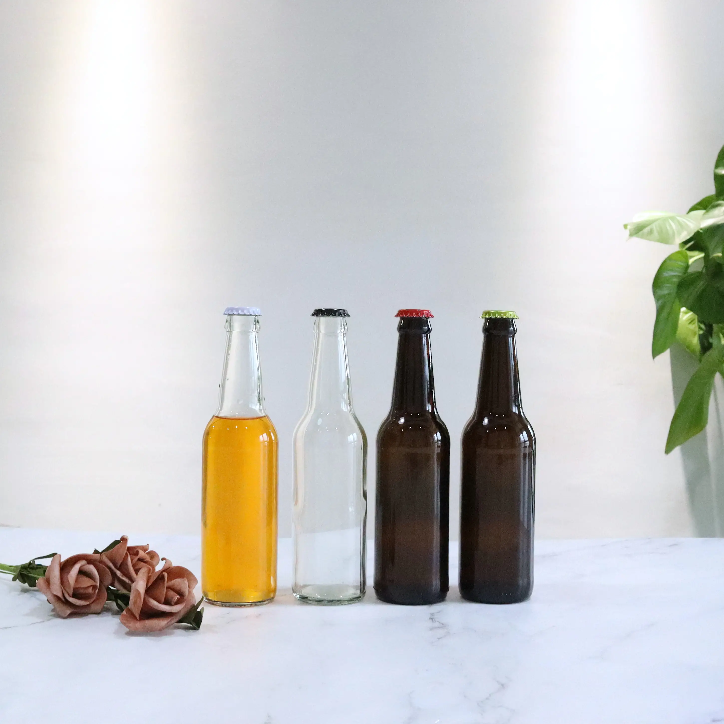 Bottiglie di birra in vetro trasparente marrone ambra vuoto a collo lungo da 330ml con tappi a corona in metallo in vendita birra fatta in casa