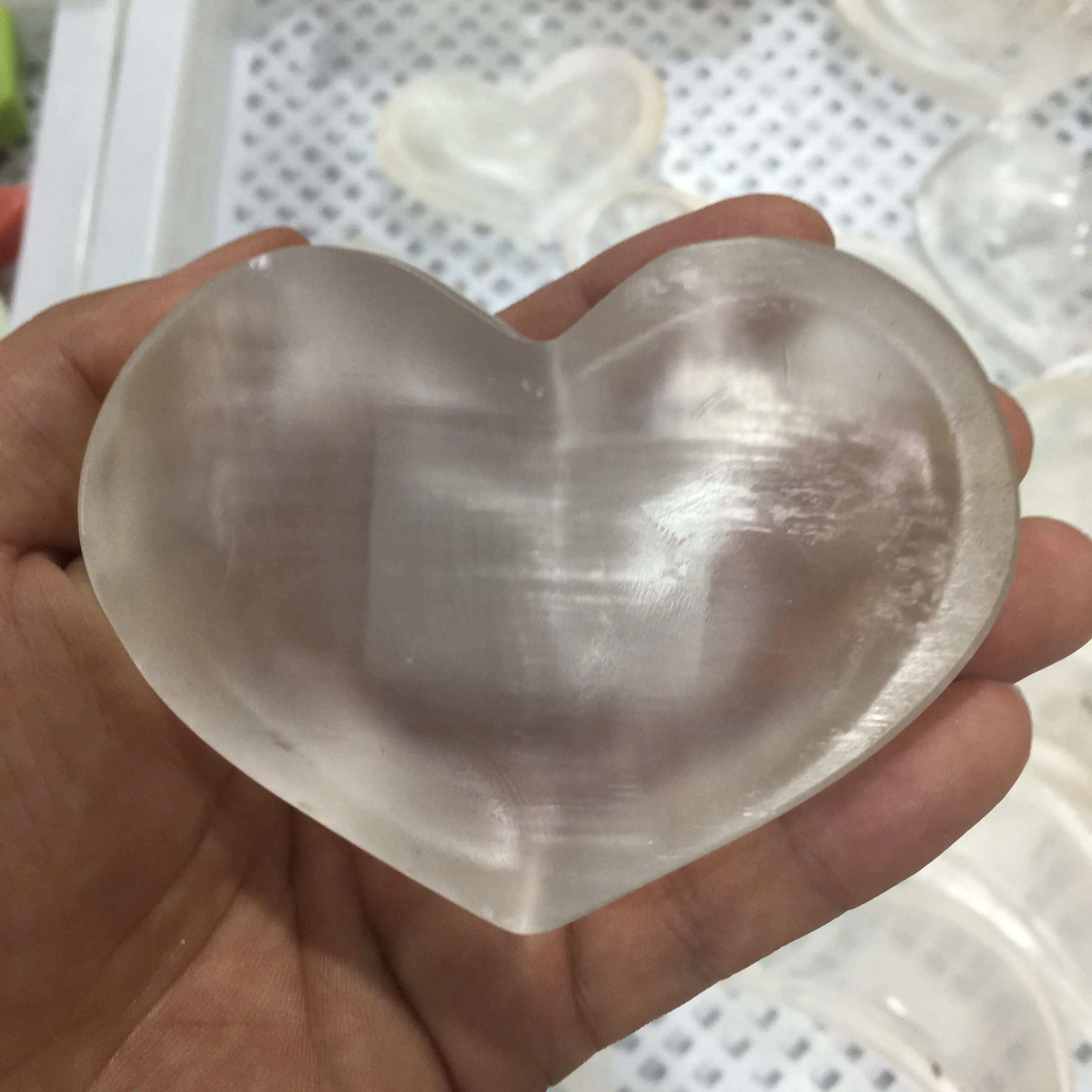 Caliente nuevos productos blancos artesanía de cristal Cenicero selenita corazón tazón para la decoración de la casa