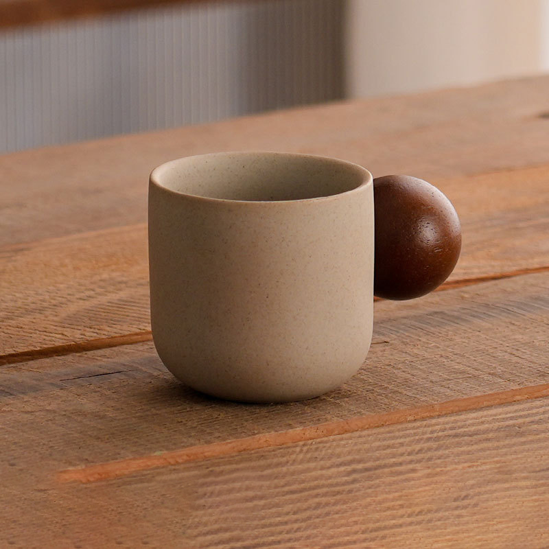 Beige --- Tasse à poignée boule