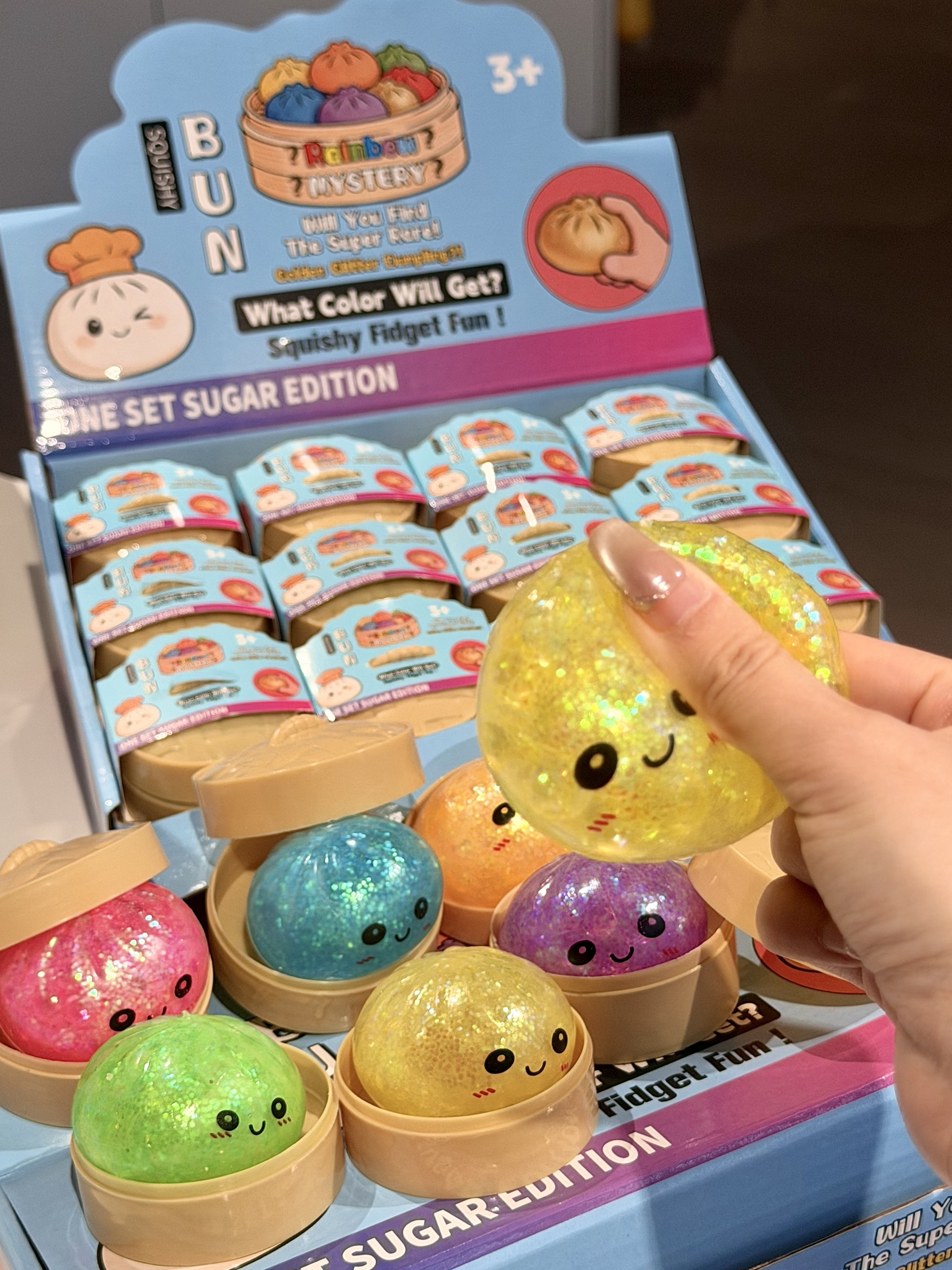 Pequeños destellos brillan en la oscuridad.