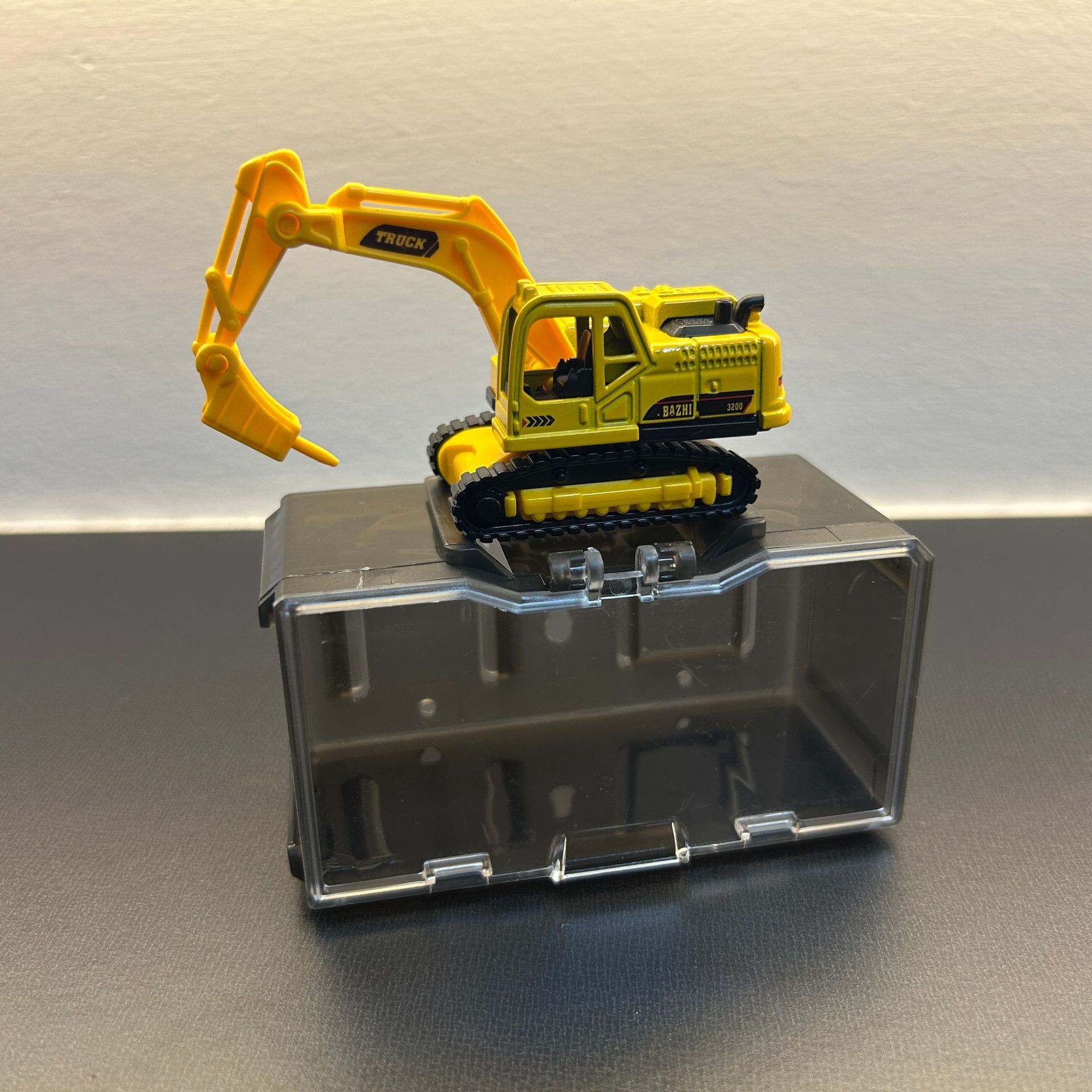 Engineering series crusher truck-single unit with display box