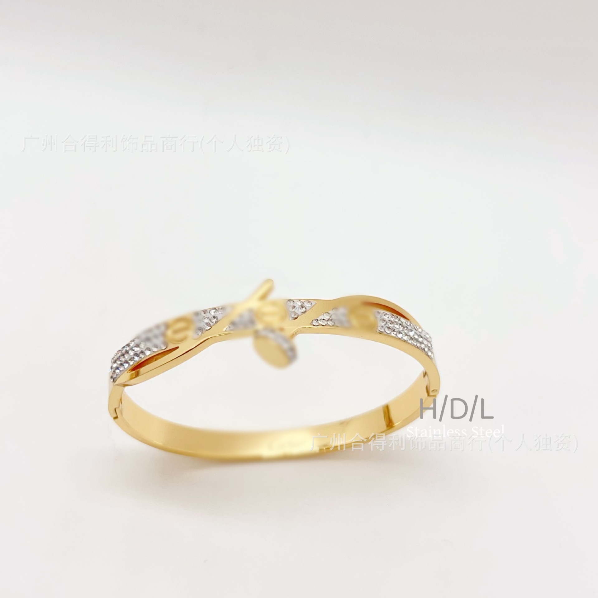 Bracelet rectangulaire à 7 clous en diamant de boue de couleur or