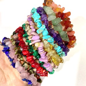 ผู้หญิงที่มีสีสันชิปสร้อยข้อมือหินธรรมชาติ Healing กรวดคริสตัลสร้อยข้อมือพลอยสําหรับสาวมาดาม - Product Image 1