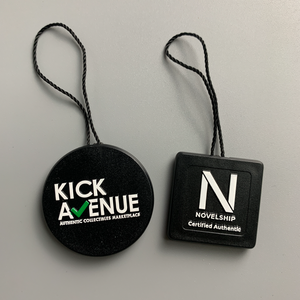 Etiquetas de plástico con logotipo en relieve personalizado Bloqueo de bucle de cordón Etiqueta colgante negra Etiqueta de sello con cuerda - Product Image 2