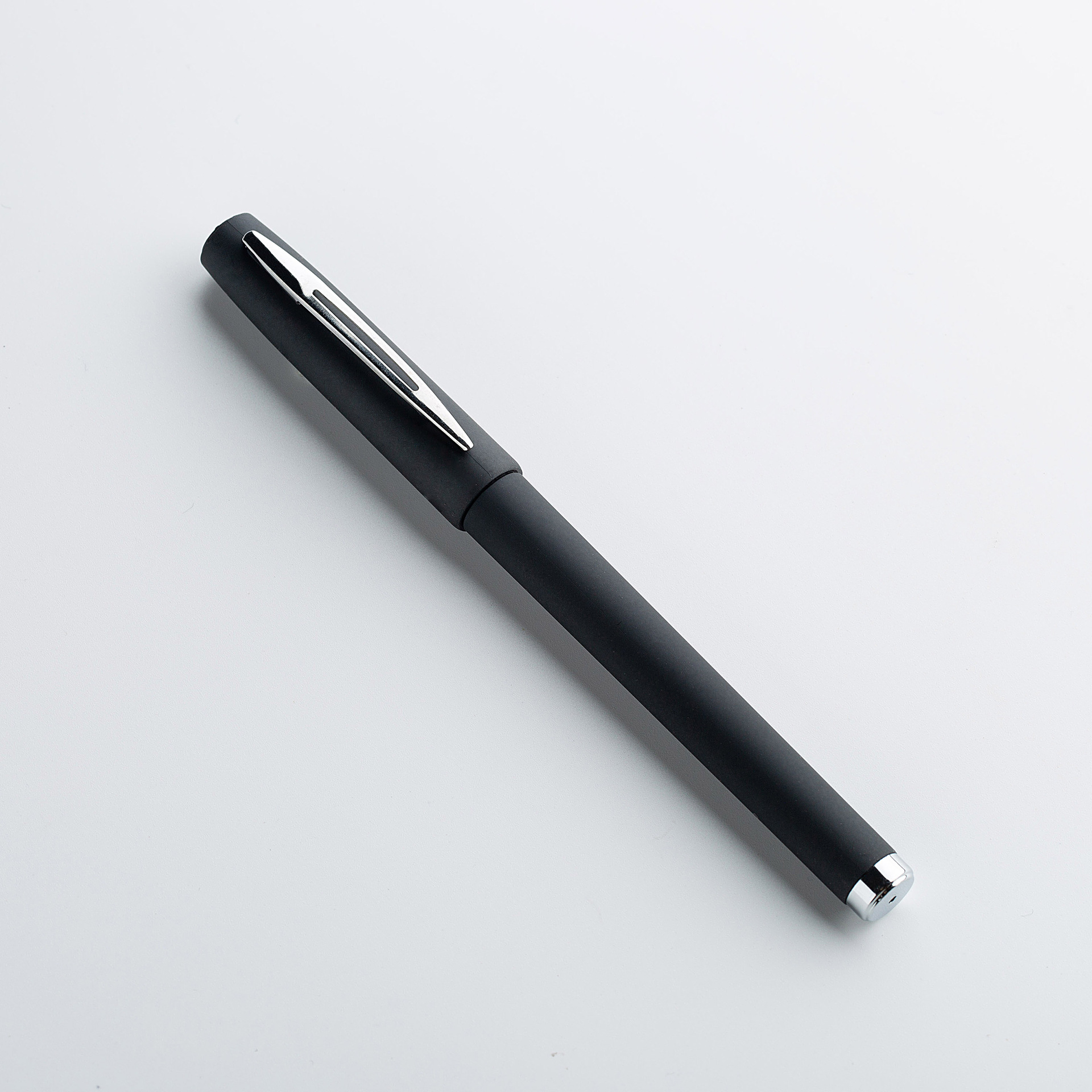 Capuchon de stylo argenté (encre noire)