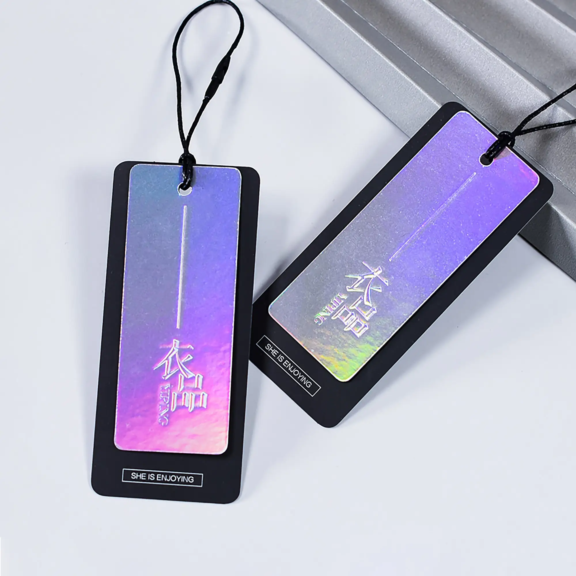 Groothandel Custom Debossed Merk Label Hologram Folie Luxe Papier Hang Tag String Voor Kleding Kleding Tags Met Logo