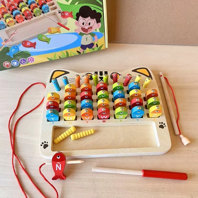Caja de juego de pesca de gatos coloridos y atrapamiento de insectos.