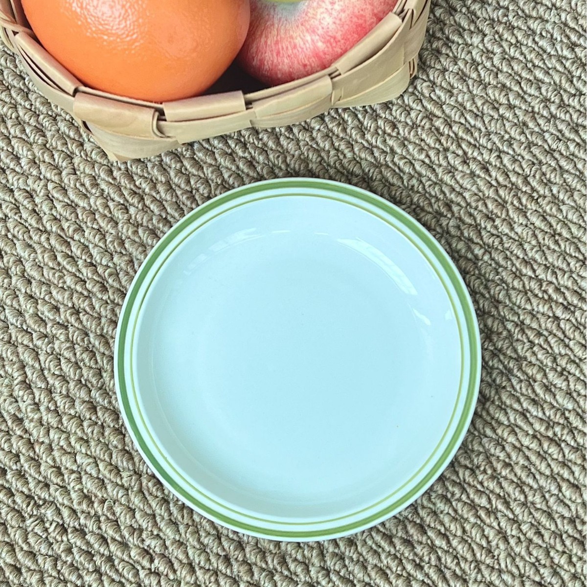 Plato retro pintado a mano de 6 pulgadas - borde verde oscuro