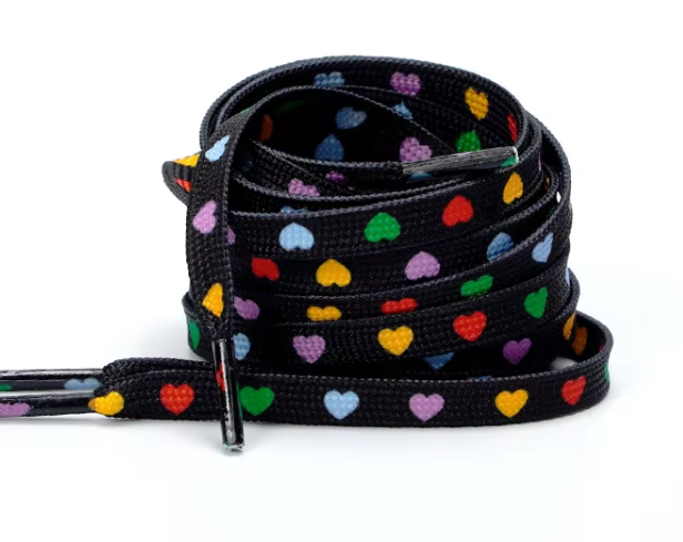 Corazones de colores sobre fondo negro